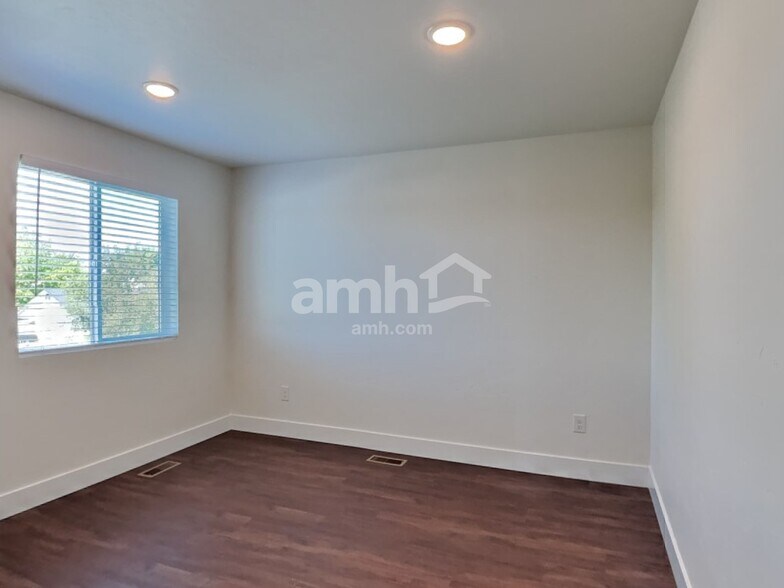 Building Photo - 967 N Nichole Ave