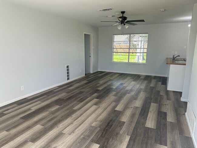 Building Photo - 115 Meadow Trail Dr