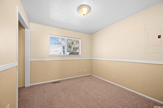 Building Photo - Beautiful home in Eden with amazing views from covered deck and 4 car garage