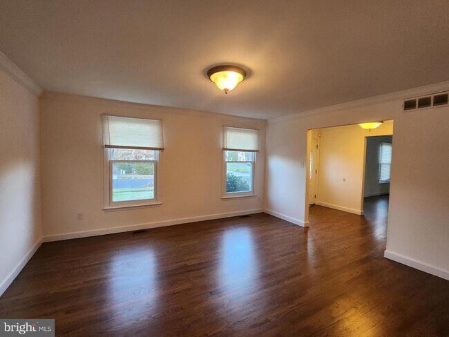 Building Photo - 4 Oriole Dr