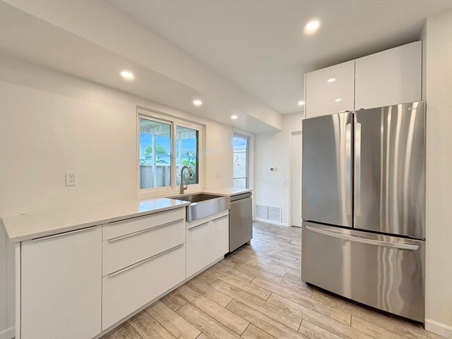 Building Photo - Beautiful 3BD/2.5BA Condo Located in Unive...