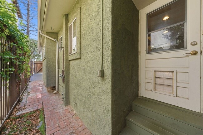 Building Photo - 126 E Balboa Blvd
