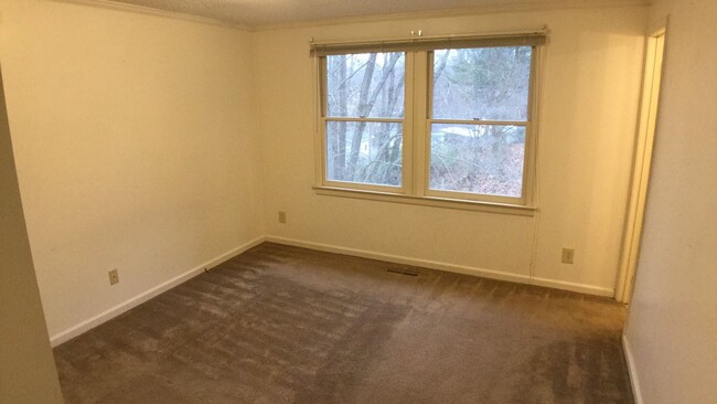 Building Photo - Radford 3 Br/2 Ba, Available July 10th
