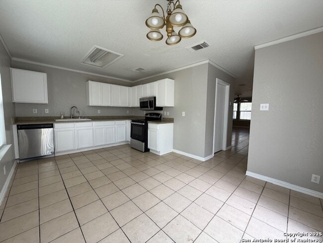 Building Photo - Super Clean & Move-In Ready! 3 Bed, 2.5 Ba...