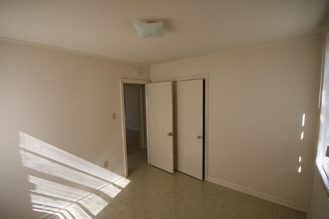 Building Photo - 2300 Rose Dr