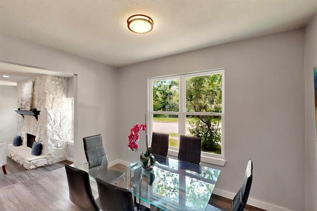 Building Photo - 1425 Oakhill Dr