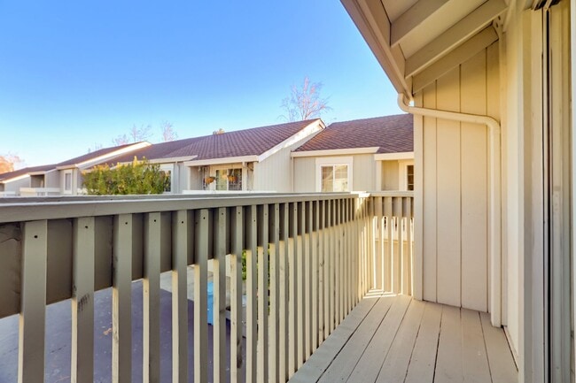Building Photo - End Unit 2 Bed, 2 Bath Townhouse with Atta...
