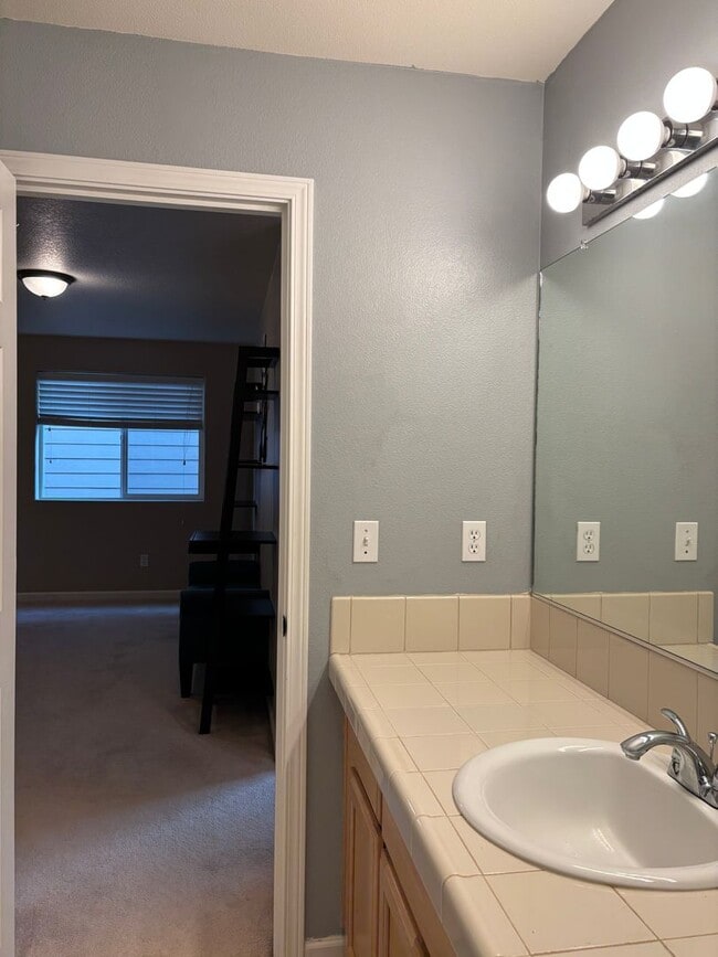 Building Photo - Beautiful 2 Story home in the Desirable Oa...