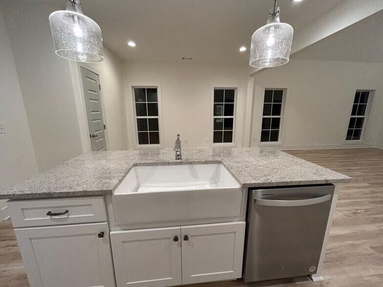 Building Photo - 1098 Burrow Cir