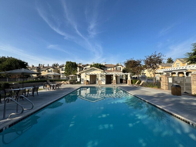 Building Photo - Beautiful 3 Bd/2Ba Spacious Home in Fuller...