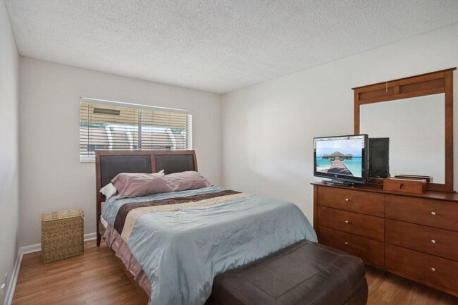 Building Photo - 2825 SW 22nd Ave