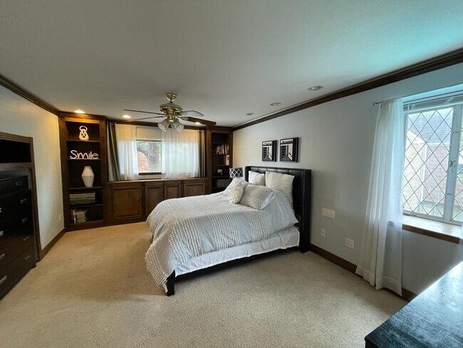 Building Photo - 452 N Post Oak Ln