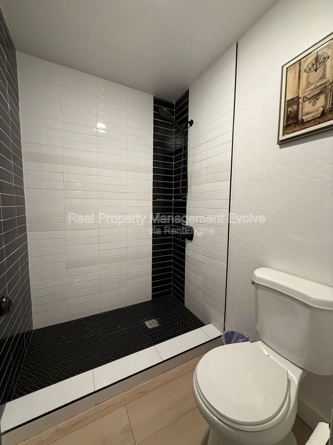 Building Photo - 429 E Greenway Dr