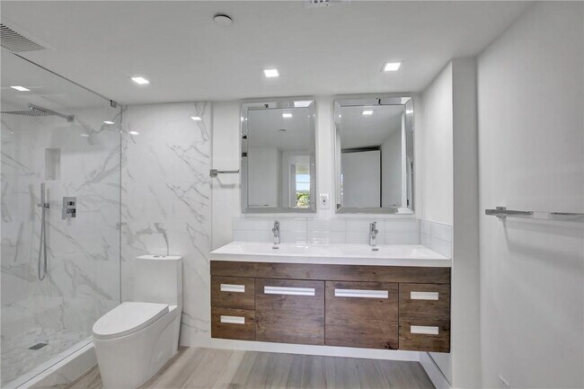 Building Photo - 4015 W Palm Aire Dr