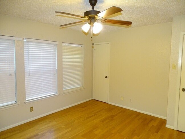 Building Photo - 6859 Flaming Ridge Dr