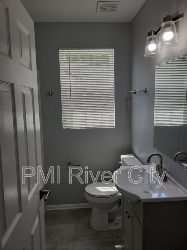 Building Photo - 1356 River Hills Cir E