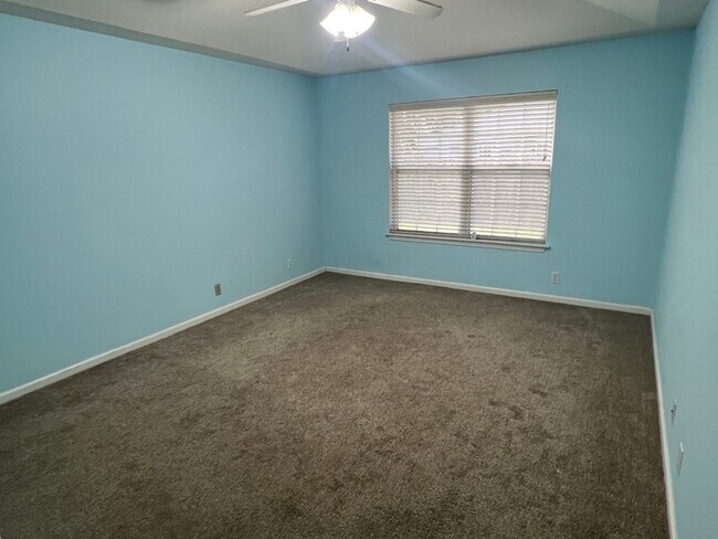 Building Photo - 3BR/2BA Available Immediately