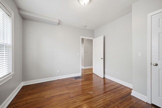 Building Photo - Sylvan Park Charm