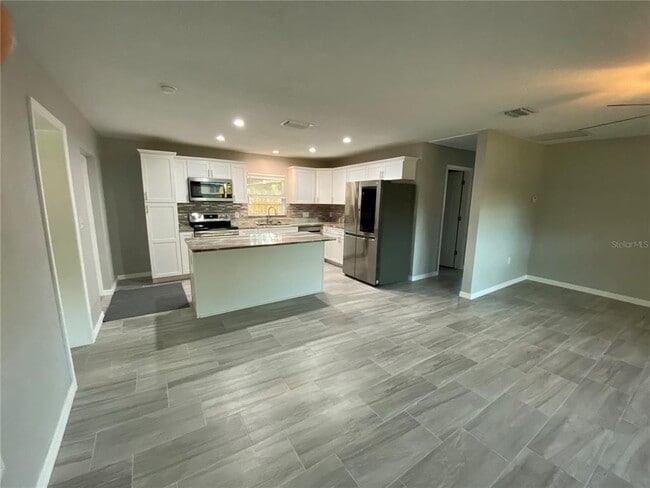 Building Photo - 38415 9th Ave