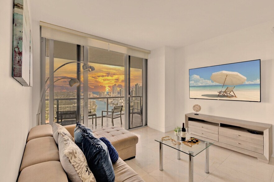 Building Photo - 2602 E Hallandale Beach Blvd