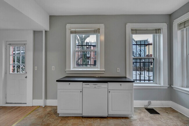 Building Photo - 108 William St