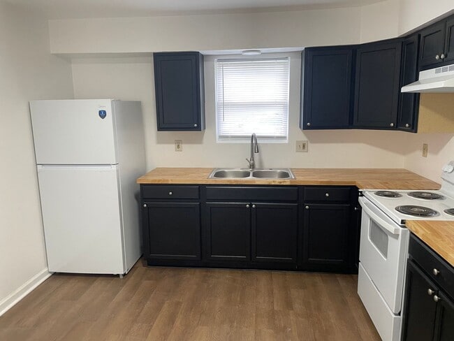 Building Photo - 3 bedroom 1 bath house for rent