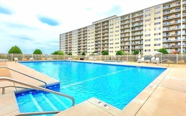 Building Photo - 100 Cove Way