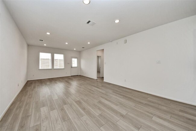 Building Photo - 18010 Whitetail Run Ln
