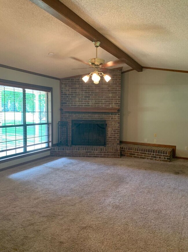 Building Photo - !!$500 off First months Rent!! Private 1-Acre Retreat with Pool, Screened Porch & Spacious Interior