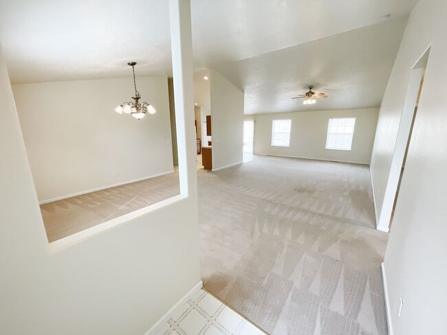 Building Photo - Spacious open floor plan in North Hills