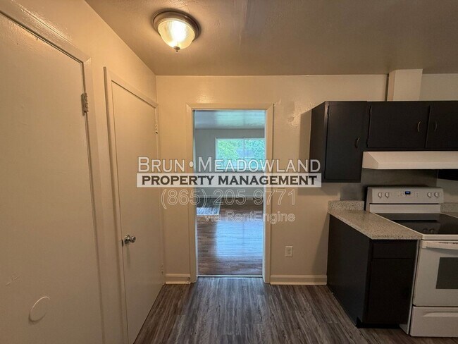 Building Photo - 3813 Woodlake Dr
