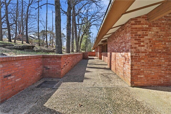 Building Photo - 951 Pembroke Rd