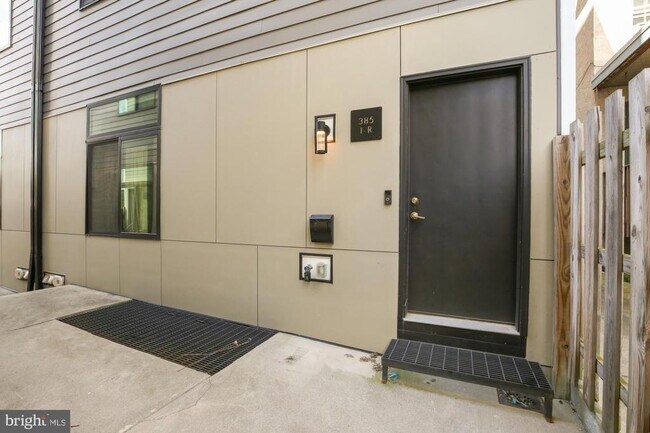 Building Photo - 385 Martin St