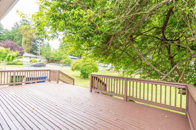 Building Photo - Spacious 4 Bed 2 Bath Home