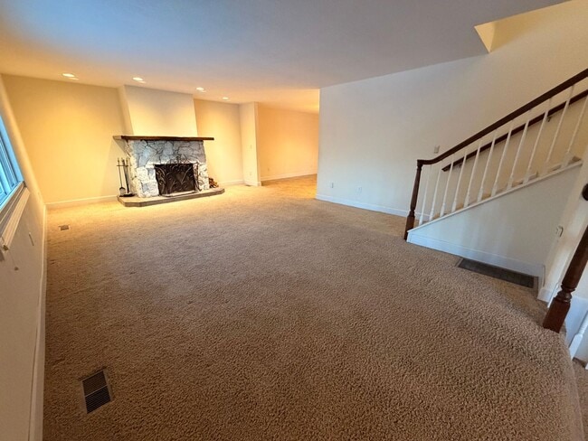 Building Photo - Large (5) bedroom home in a well established Anchorage neighborhood!