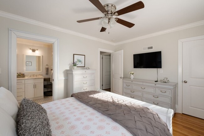 Building Photo - Fully furnished- Beautiful Forest Hills Home