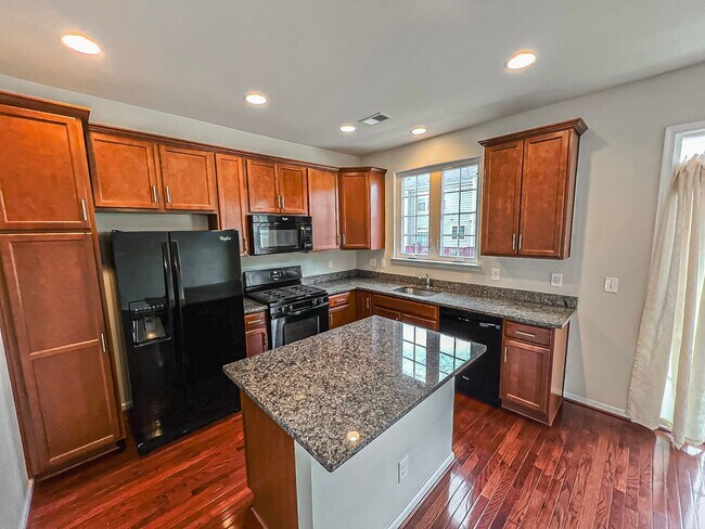 Building Photo - Beautiful and Spacious 3 Bed 2/2 Bath Bric...
