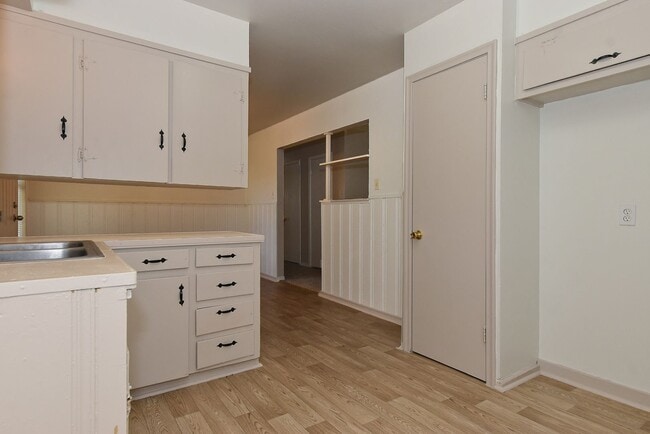 Building Photo - 1304 Skyline Dr