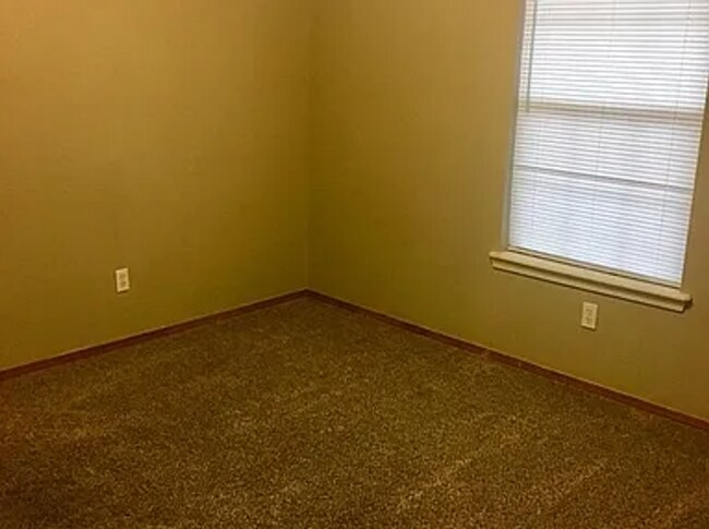 Building Photo - N Willow Dr Duplex