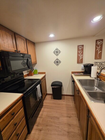 Building Photo - 9645 Independence Dr
