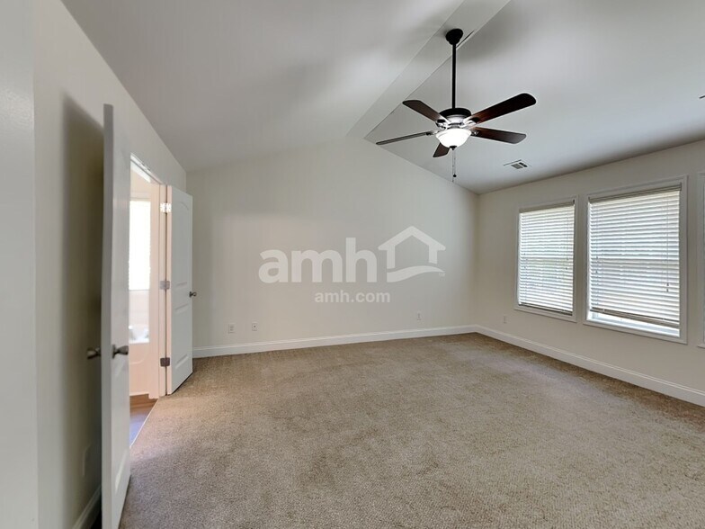 Building Photo - 6260 Cove Creek Dr