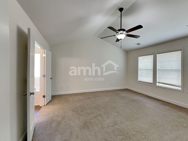 Building Photo - 6260 Cove Creek Dr