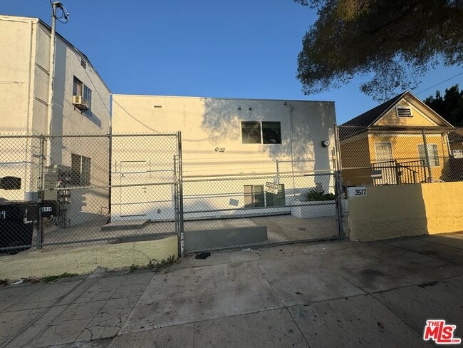 Building Photo - 3519 1/2 Denker Ave