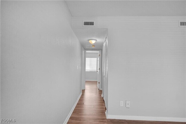 Building Photo - 4617 Bayshore Dr