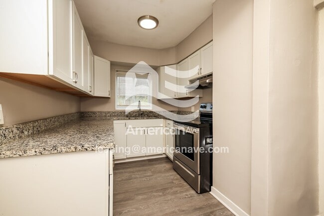 Building Photo - 921 Dennison Ave