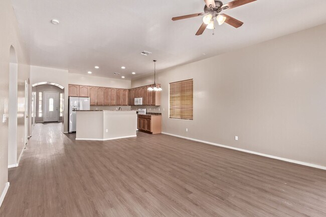 Building Photo - Single Story Large open floor plan home