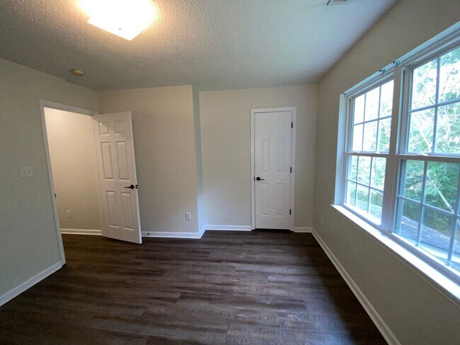 Building Photo - 326 Bracken Pl
