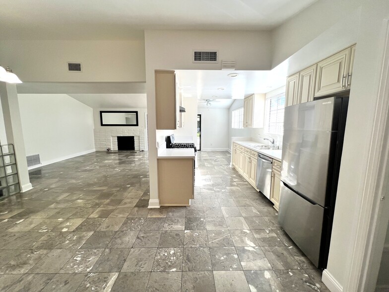 Building Photo - 16725 Citronia St