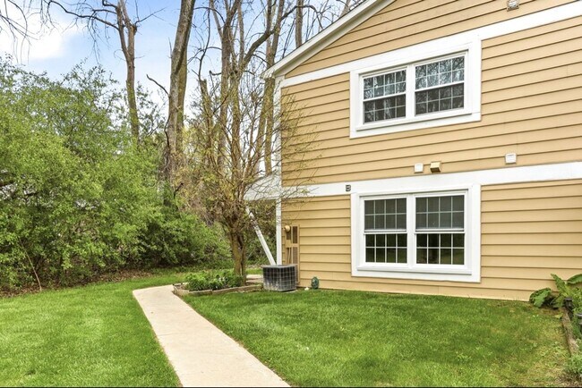 Building Photo - Updated 2 Bedroom Condo for Rent in Saginaw Township