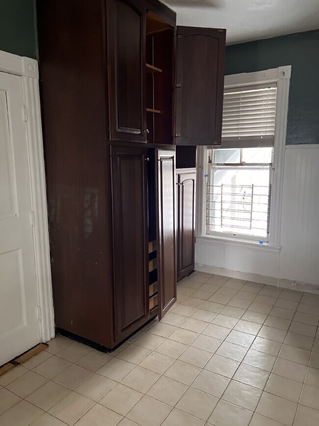 Building Photo - Beautiful 3 Bedroom 1 Bath Apartment in Crown Hill